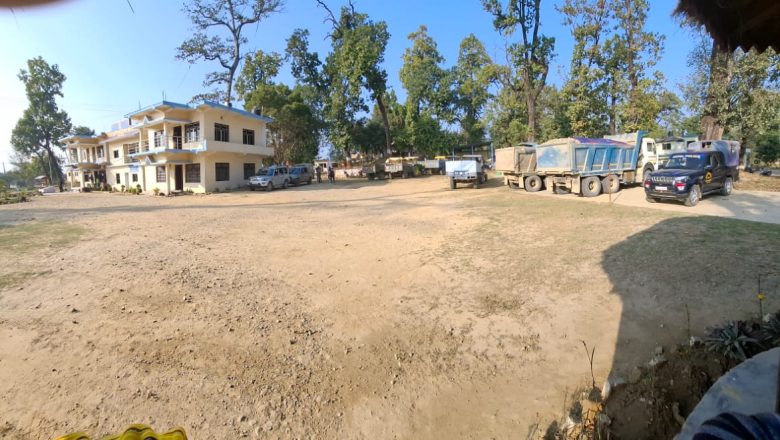 कैलालीको खुटियाबाट डोजरसहित २६ गाडी नियन्त्रणमा।