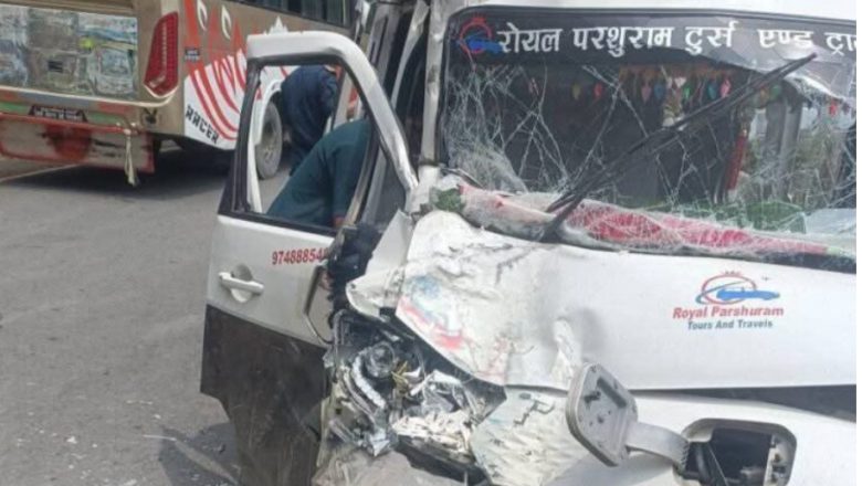 कैलालीमा बस र ईभी गाडी आपसमा ठाेक्किए