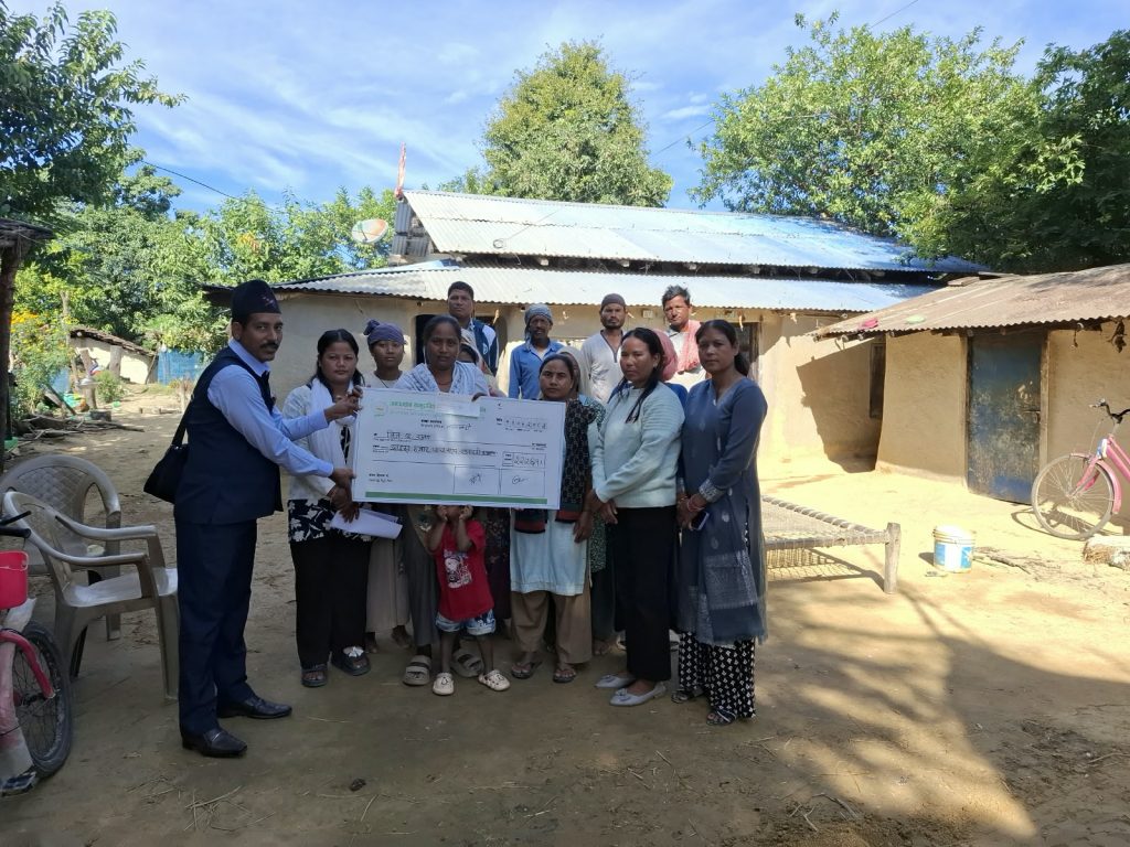 विपन्न परिवारलाई लघुवित्तको सहारा: दिवङ्गत सदस्य पार्वती देवी रानाको परिवारलाई २२ हजार ५६१ रुपैयाँको चेक हस्तान्तरण