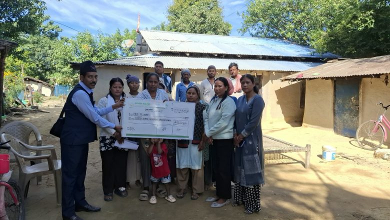 विपन्न परिवारलाई लघुवित्तको सहारा: दिवङ्गत सदस्य पार्वती देवी रानाको परिवारलाई २२ हजार ५६१ रुपैयाँको चेक हस्तान्तरण